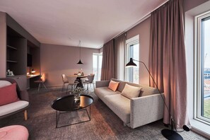 خزنة داخل الغرفة ومكتب وتجهيزات عازلة للصوت وواي فاي مجانًا