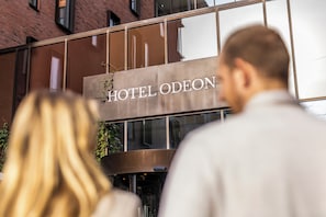 A modern building with a sign reading 'HOTEL ODEON.'