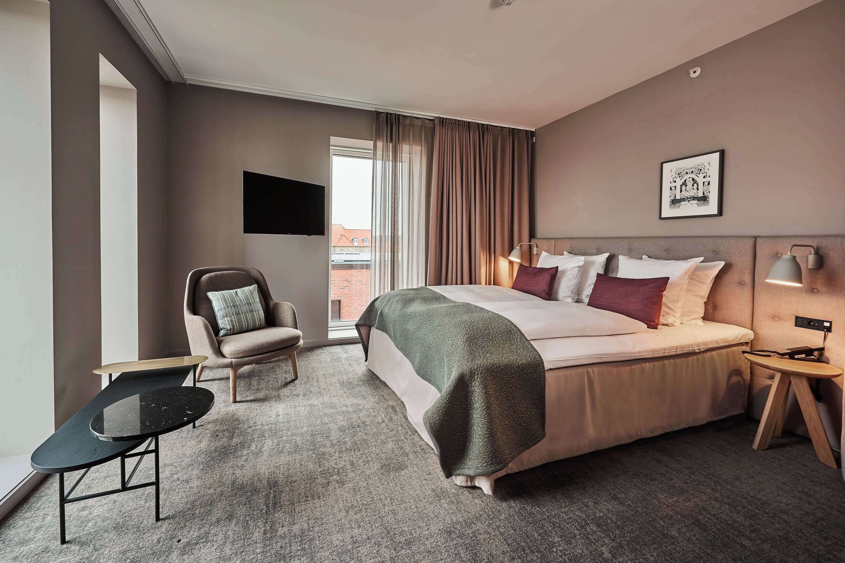 in-room safe, desk, soundproofing, free wifi