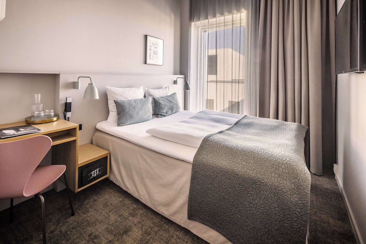 standard double room | in-room safe, desk, soundproofing, free wifi