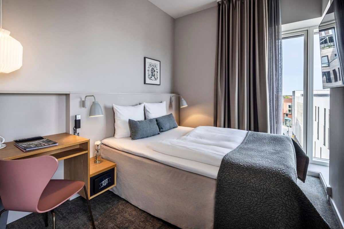 Standard Double Room | In-room safe, desk, soundproofing, free WiFi