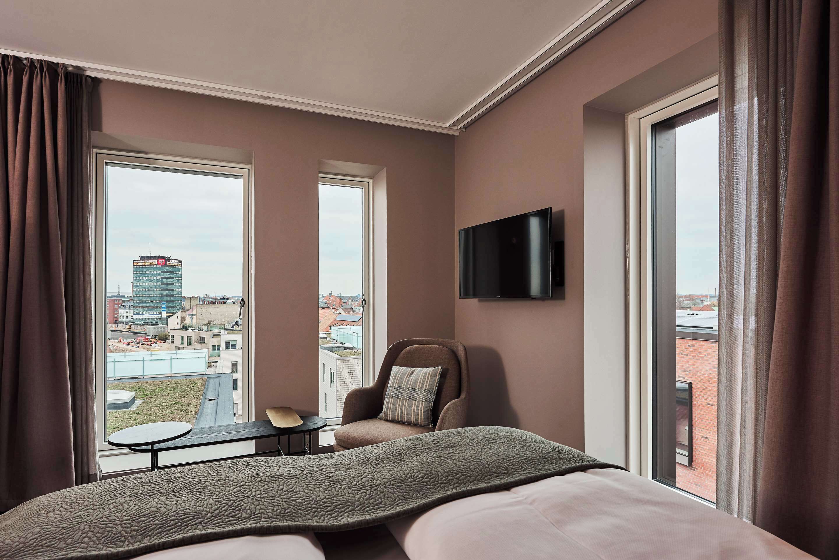 in-room safe, desk, soundproofing, free wifi