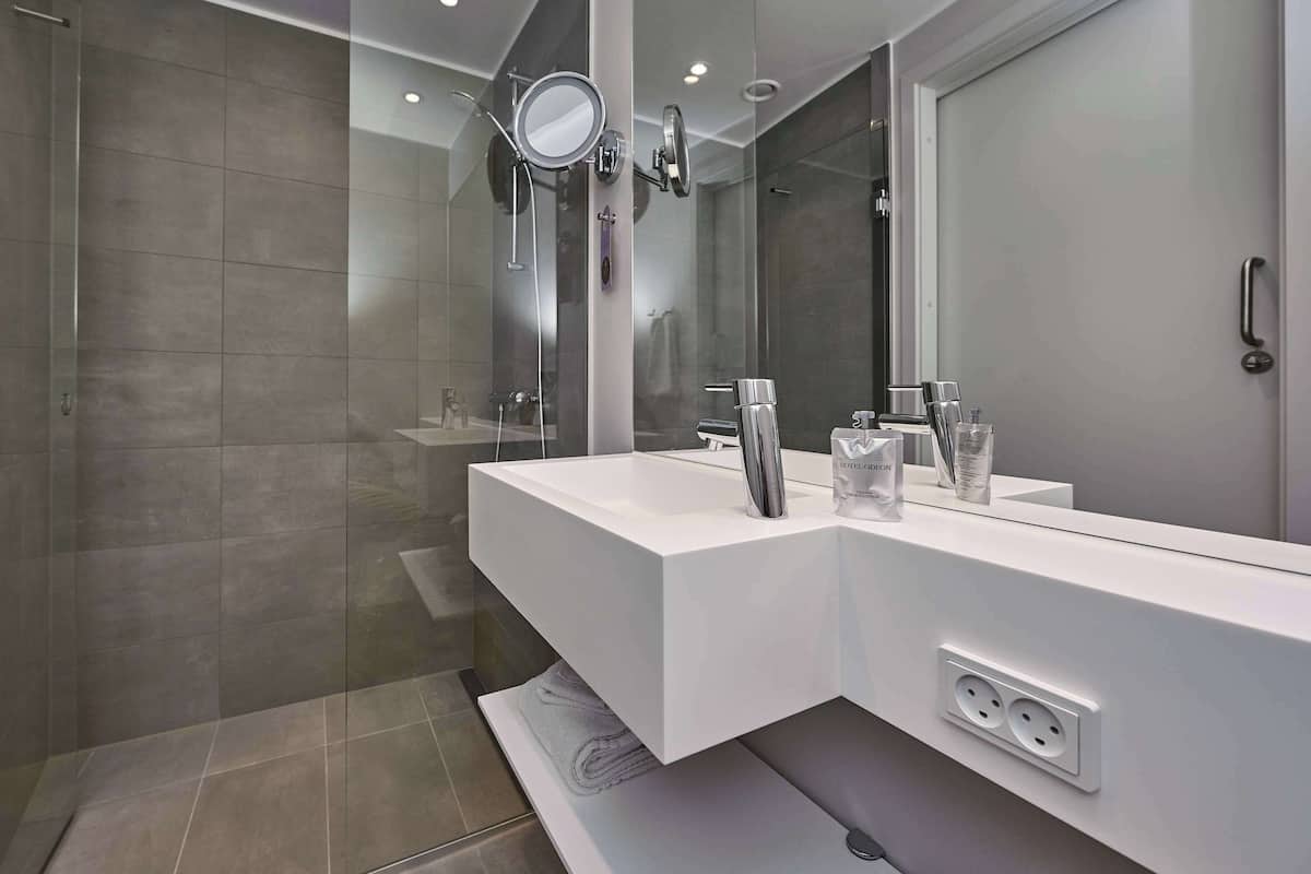 in-room safe, desk, soundproofing, free wifi