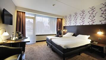 Een bureau, een strijkplank/strijkijzer, gratis wifi, beddengoed