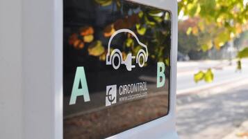 Señal de estacionamiento con un icono de coche y las letras 'A' y 'B' que indican diferentes zonas de estacionamiento.