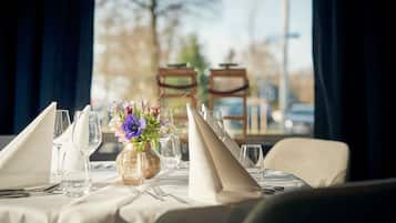 Petit déjeuner et déjeuner servis sur place, spécialités Cuisine locale
