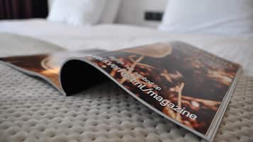 Eine Zeitschrift liegt auf einem Bett, deren Einband eine strukturierte Oberfläche hat.