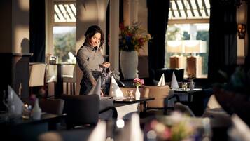 Serveert ontbijt, lunch, diner, lokale gerechten