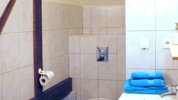 Kamar Double (Sainte Odile) | Kamar mandi | Shower, perlengkapan mandi gratis, pengering rambut, dan handuk