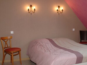 Quadruple Room (Oies) | Soundproofing, iron/ironing board, free cots/infant beds, free WiFi - Auberge Des Sauterelles (Sermersheim)