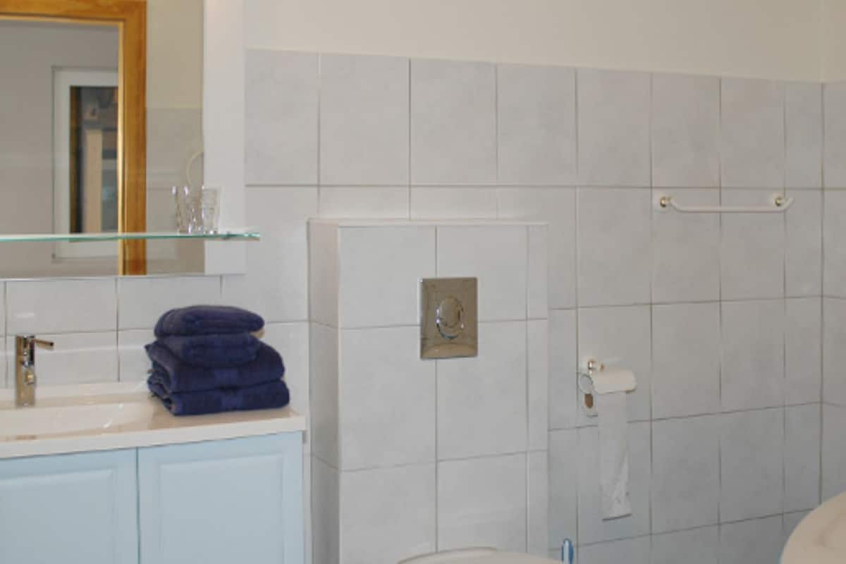 Family Room (Buggati) | Bathroom sink