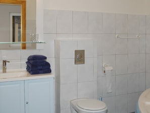 Family Room (Buggati) | Bathroom sink - Auberge Des Sauterelles (Sermersheim)