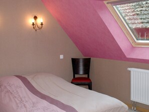 Quadruple Room (Oies) | Soundproofing, iron/ironing board, free cots/infant beds, free WiFi - Auberge Des Sauterelles (Sermersheim)