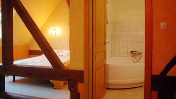 Kamar Quadruple (Hansi) | Kamar mandi | Shower, perlengkapan mandi gratis, pengering rambut, dan handuk