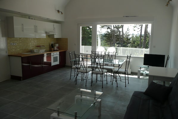 Villa | Essbereich im Zimmer