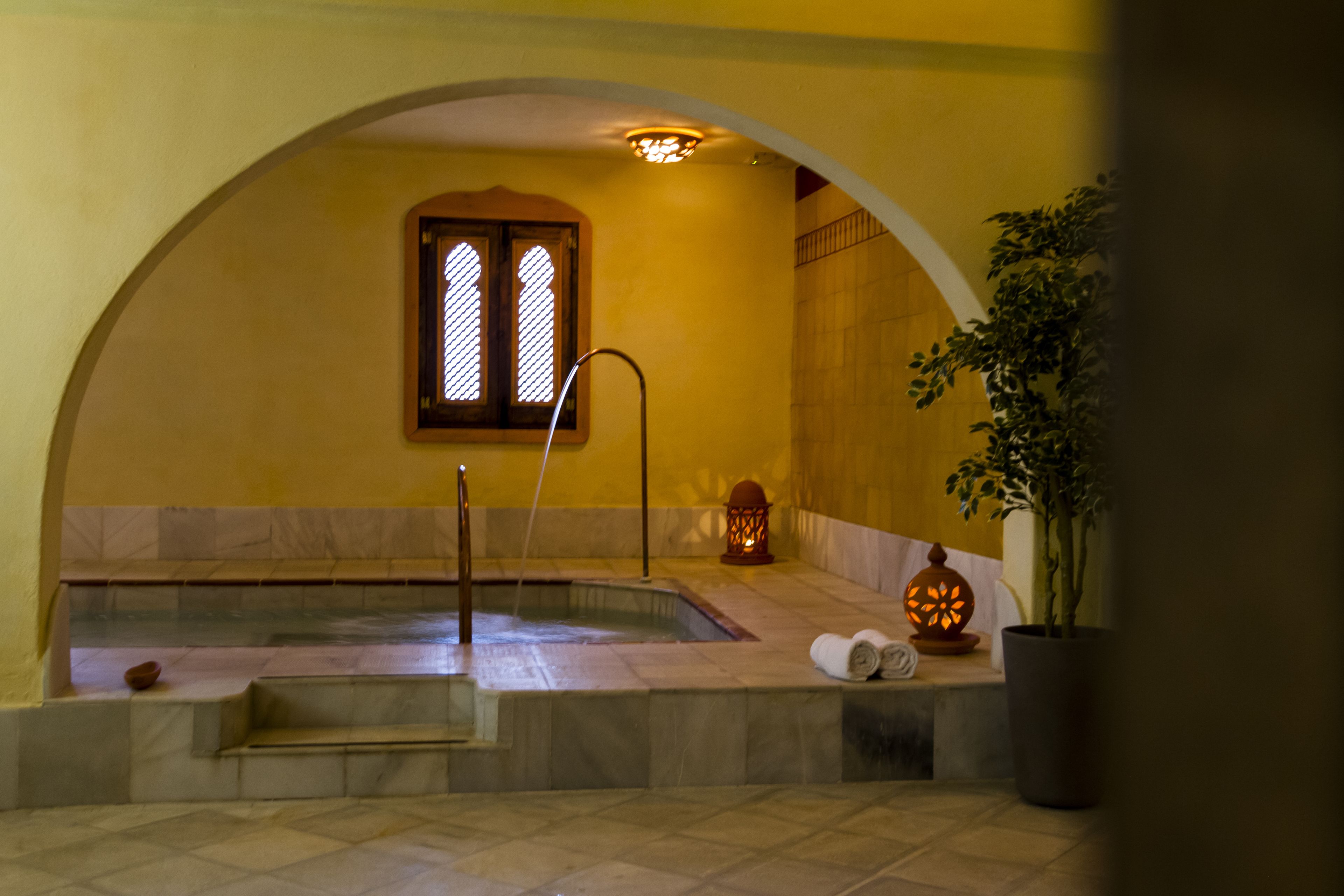 Turkkilainen sauna, kuumakivihierontaa, hierontapalveluita