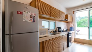 Une cuisine moderne équipée d’un réfrigérateur, d’un four à micro-ondes et d’une cuisinière.