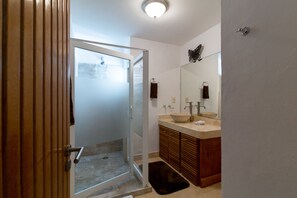 Apartment, 2 Schlafzimmer | Badezimmer | Dusche, kostenlose Toilettenartikel, Haartrockner, Handtücher
