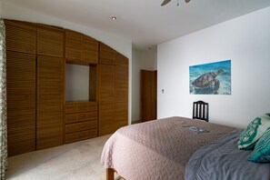 Condo, 2 habitaciones | 1 habitación, caja de seguridad en la habitación y escritorio 