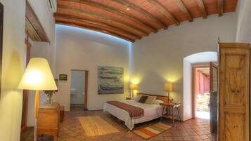 Zimmersafe, Schreibtisch, Verdunkelungsvorhänge, Bügeleisen/Bügelbrett