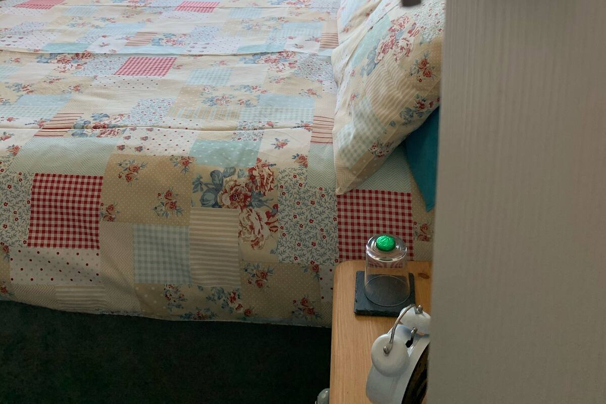 Double Room, 1 Double Bed | Iron/ironing board, WiFi (free), bed sheets