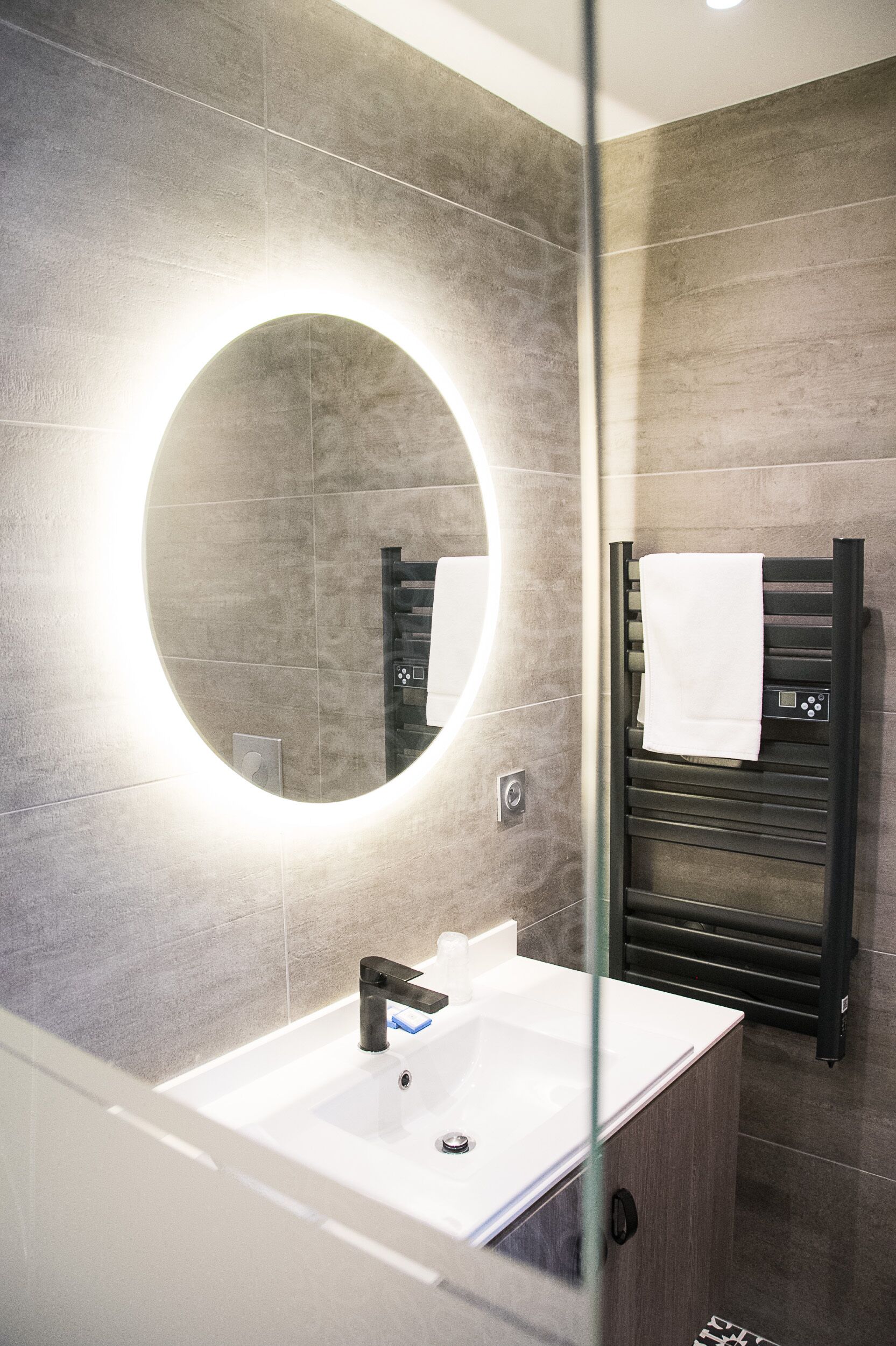 deluxe double room | bathroom | free toiletries, towels