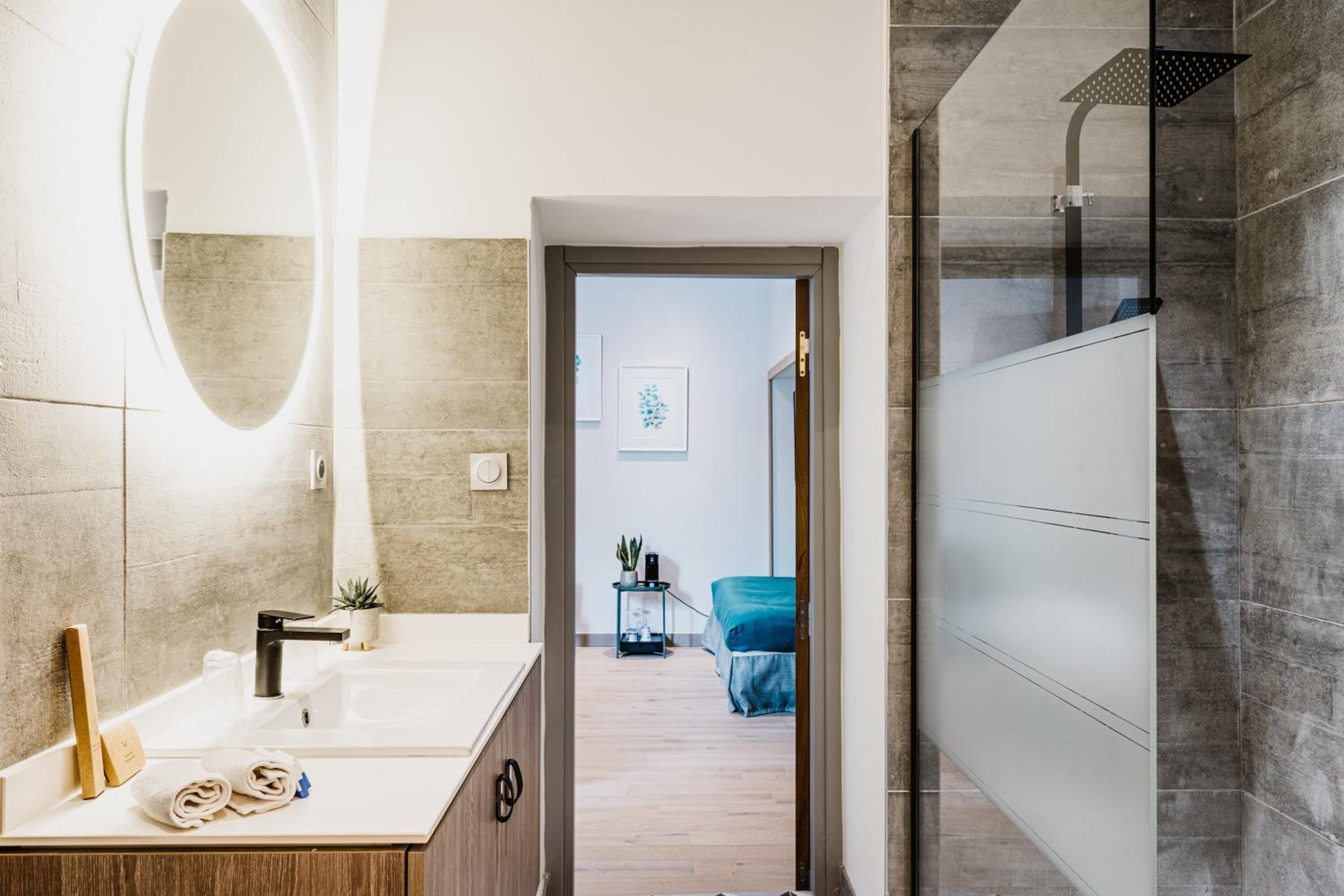 free toiletries, towels