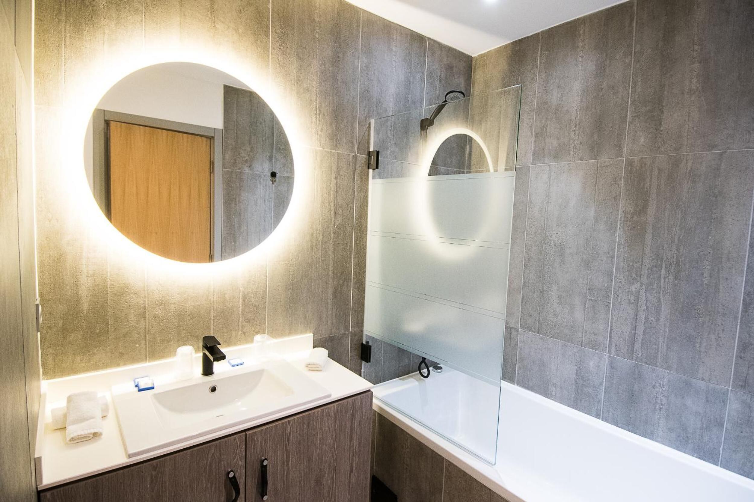 free toiletries, towels