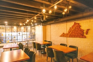 2 restaurants; dinner served  - Hotel Weyanoke (Farmville)