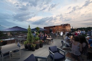 Rooftop bar - Hotel Weyanoke (Farmville)