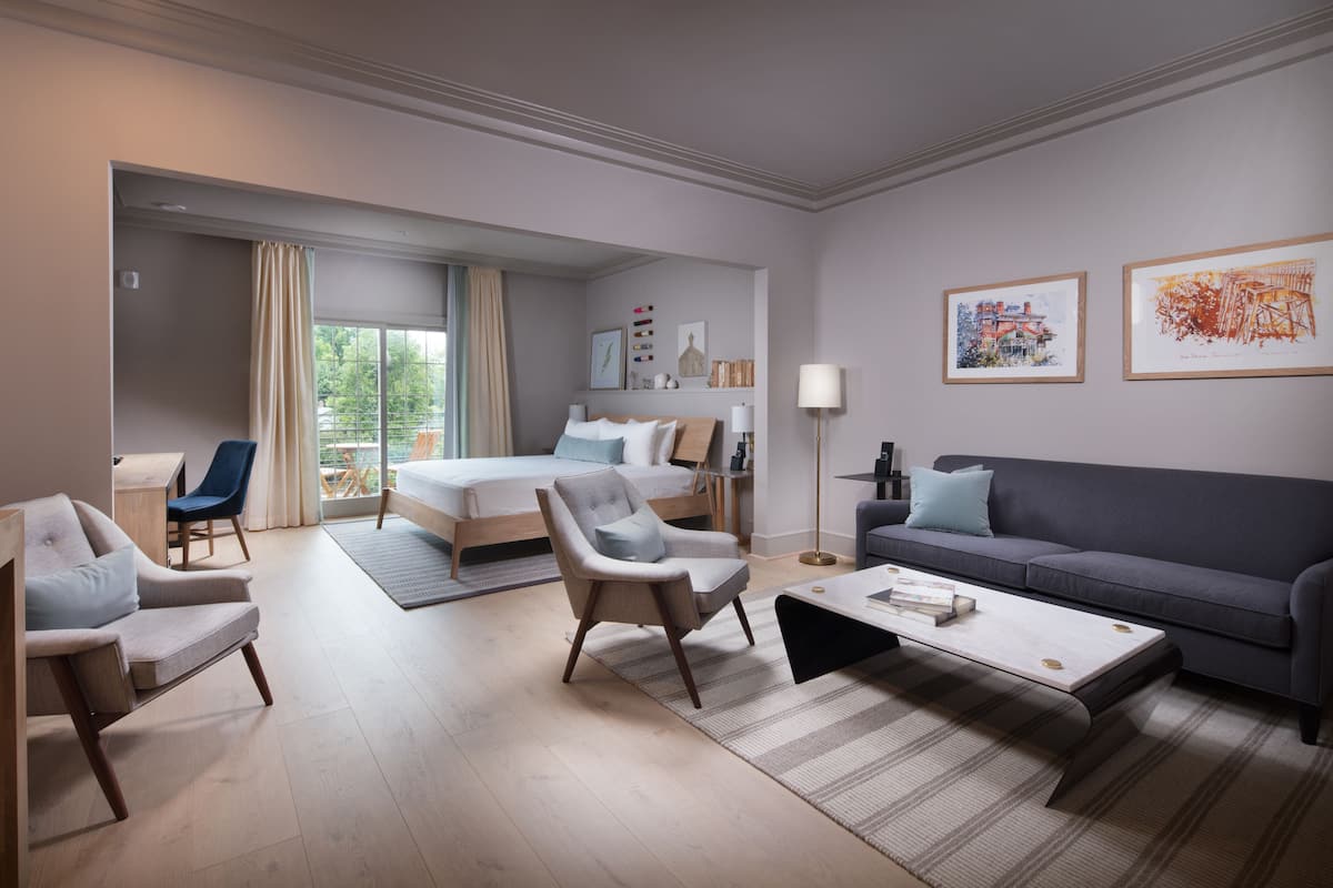 Junior Suite, 1 Katil Raja (King), Accessible, Balcony | Peralatan tempat tidur premium, peti besi dalam bilik
