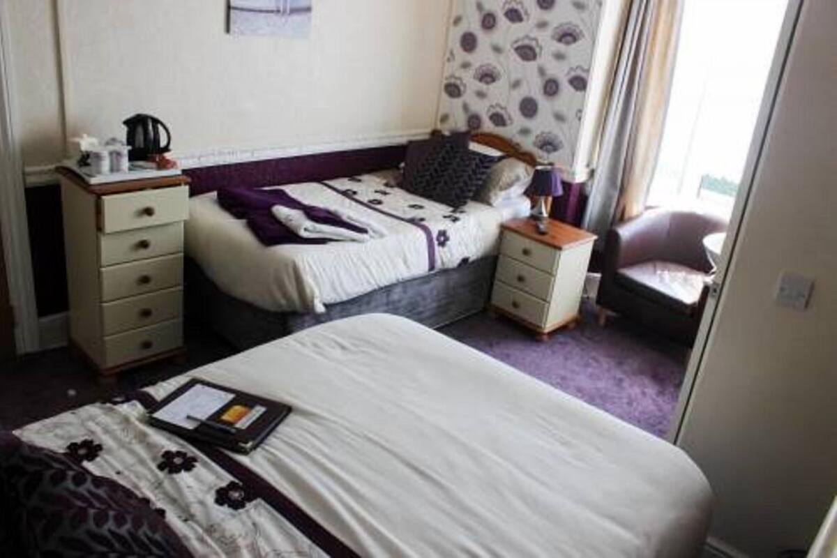 Habitación familiar, baño en la habitación | Wifi gratis y ropa de cama