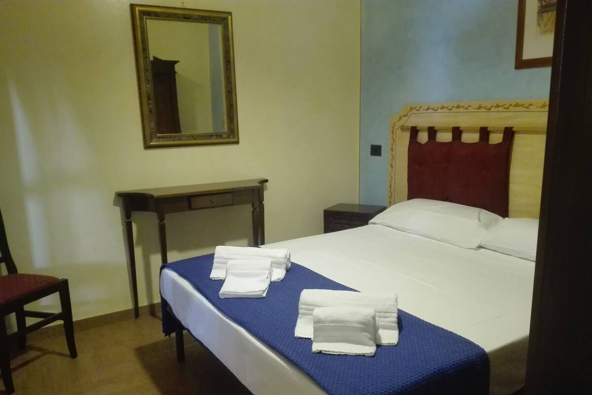 Luxe beddengoed, een bureau, geluiddichte muren, gratis wifi