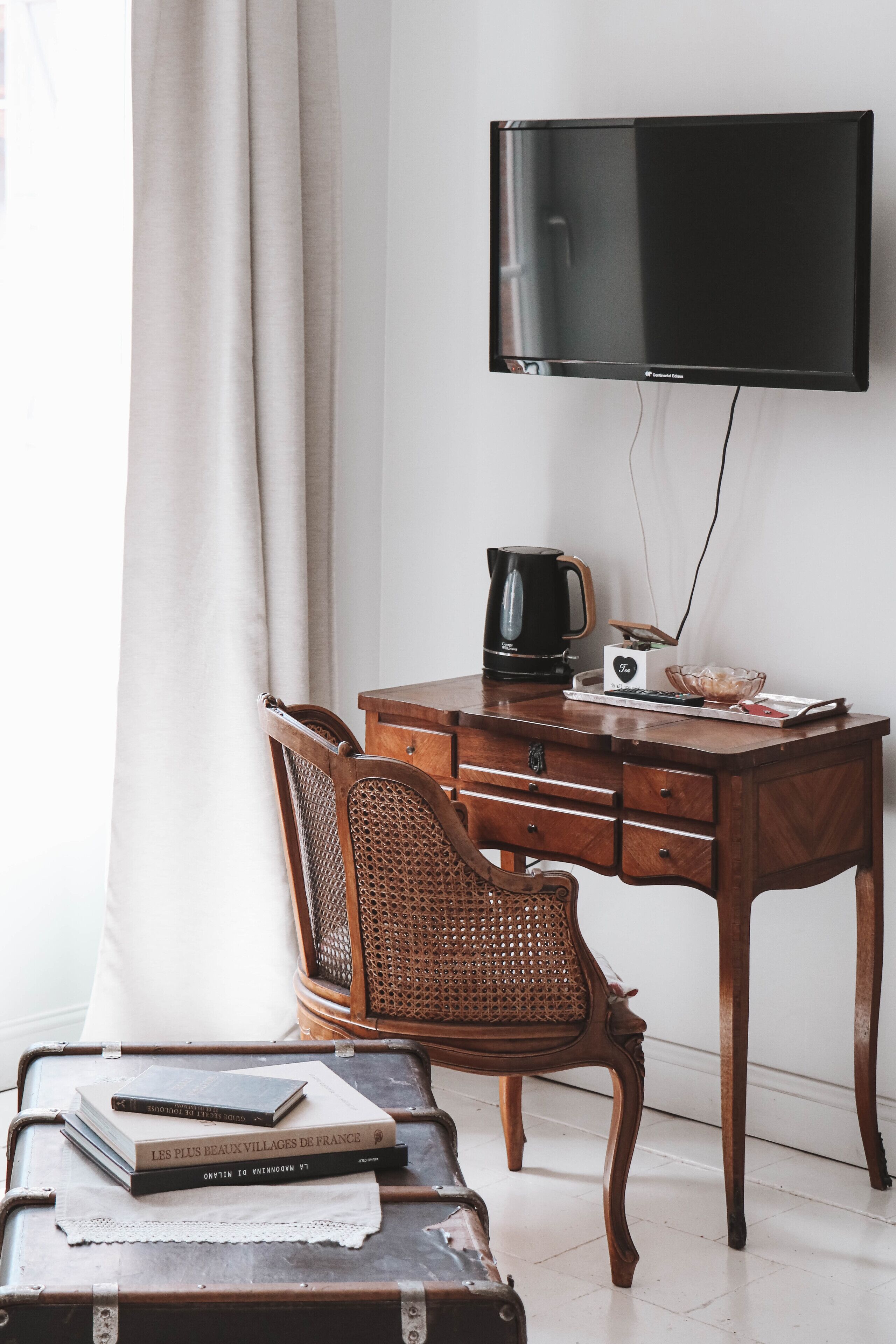 Deluxe tweepersoonskamer | Een minibar, een bureau, geluiddichte muren, een strijkplank/strijkijzer