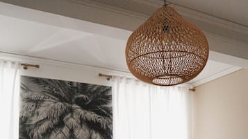 Quarto casal design | Frigobar, escrivaninha, quartos à prova de som