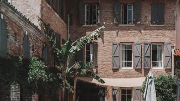 Piscine extérieure (ouverte en saison), parasols de plage