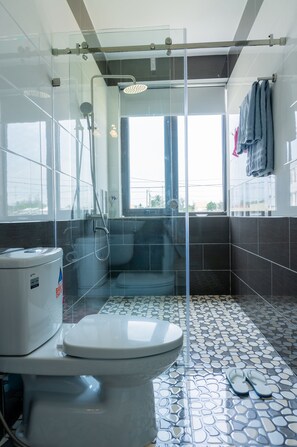 Een douche, gratis toiletartikelen, een haardroger, pantoffels