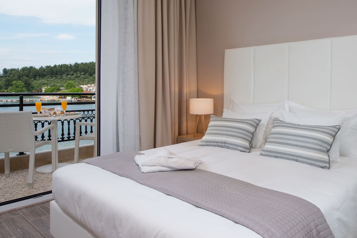 Doppia Premium, vista mare | Cassaforte in camera, una scrivania, tende oscuranti