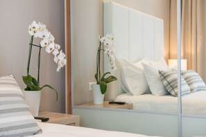 Habitación doble Premium, vista al mar | Caja de seguridad en la habitación, escritorio y cortinas blackout 