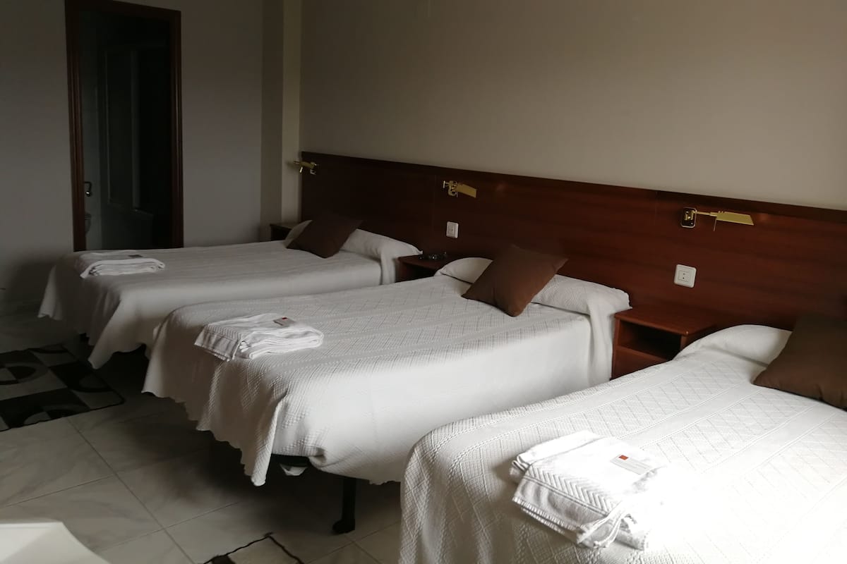 Kamar Triple | Meja kerja, tirai kedap cahaya, dan kedap suara