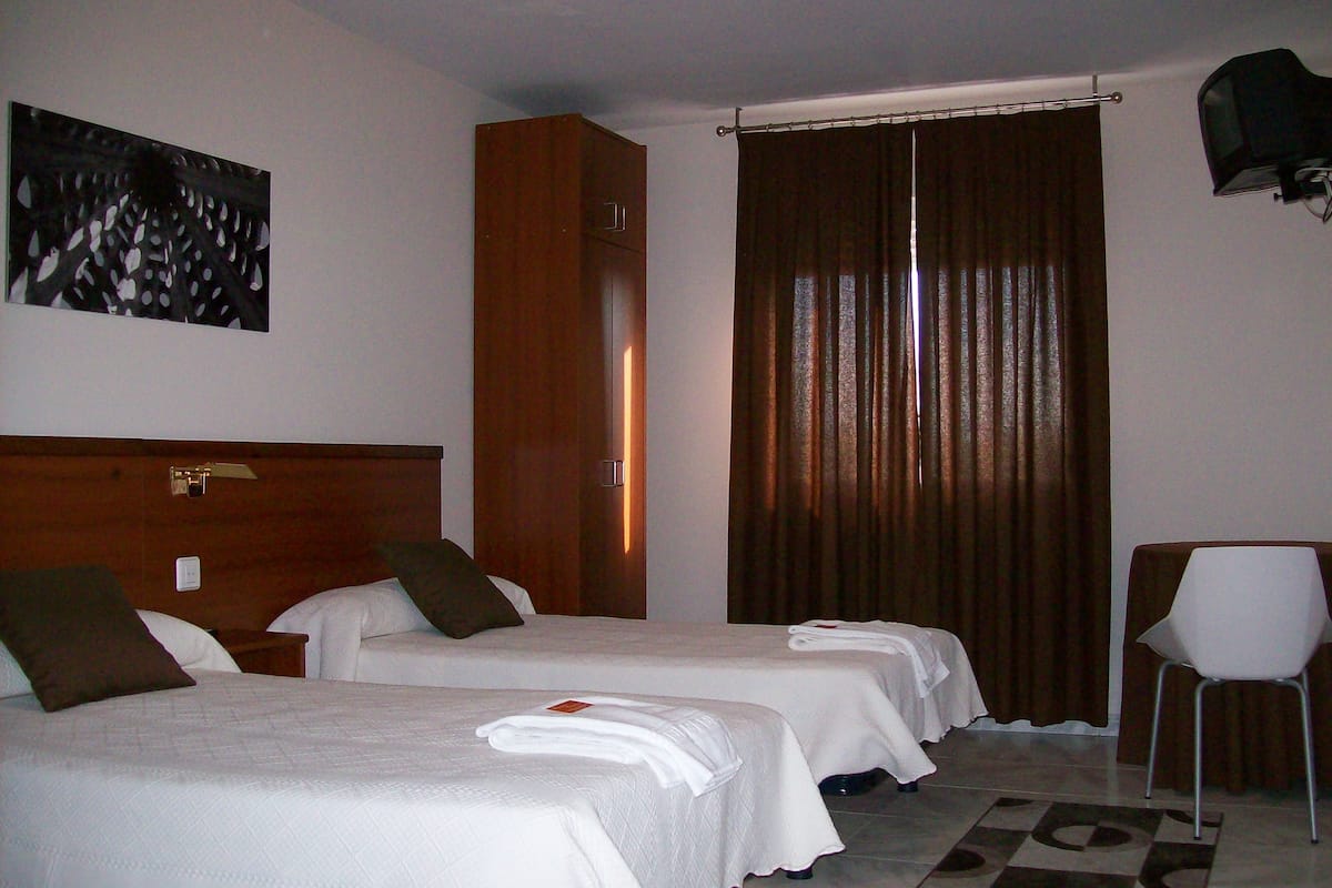 Kamar Double | Meja kerja, tirai kedap cahaya, dan kedap suara