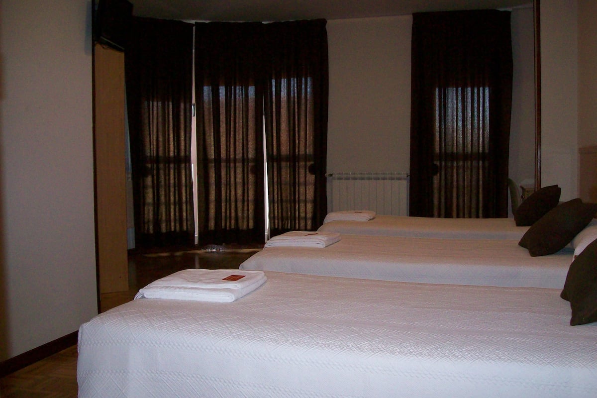 Kamar Triple | Meja kerja, tirai kedap cahaya, dan kedap suara