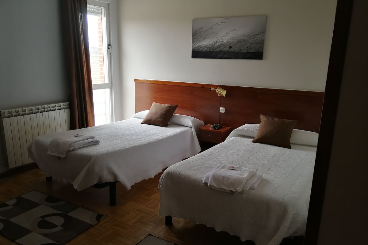 Habitación doble | Escritorio, cortinas blackout, insonorización y cunas gratuitas