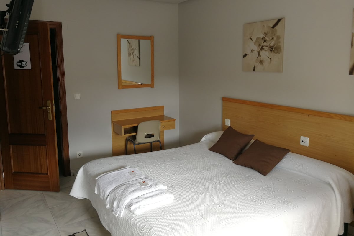 Kamar Double | Meja kerja, tirai kedap cahaya, dan kedap suara