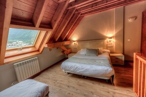 Alloggio su due livelli, 2 camere da letto, terrazzo (Suite 7 People) | Una scrivania, tende oscuranti, insonorizzazione