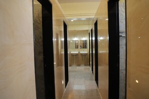 Economy slaapzaal, gemengd | Badkamer | Een douche