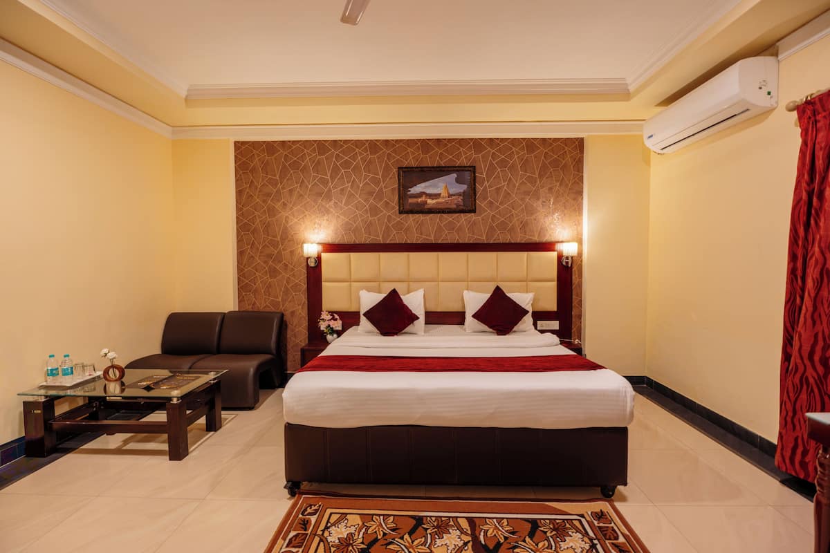 Deluxe Room, 1 King Bed | 1 bedroom, in-room safe, free WiFi, bed sheets