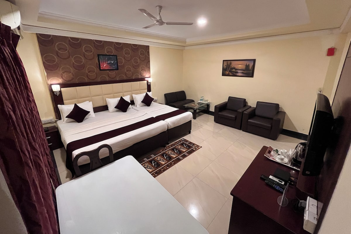 Deluxe Triple Room, Multiple Beds | 1 bedroom, in-room safe, free WiFi, bed sheets