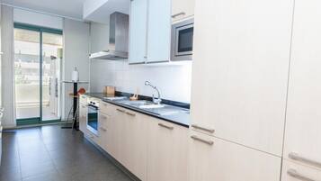 Refrigerador con freezer, microondas, horno, lavavajillas