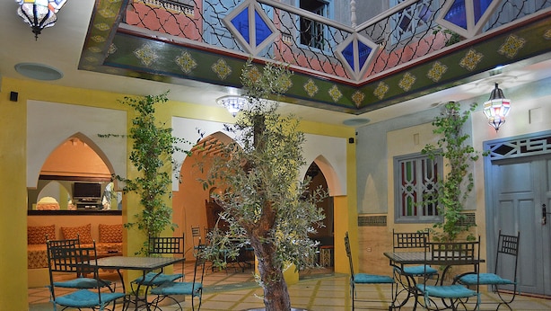 A lobby with a central tree, seating arrangements, and decorative ceiling. - Riad Aicha Marrakech (Marrakech)